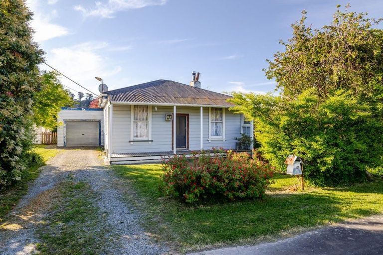Photo of property in 17 Newman Road, Eketahuna, 4900