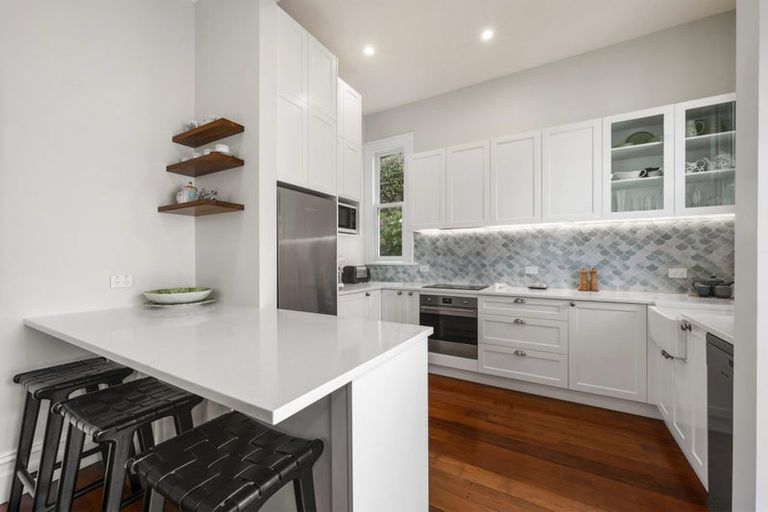 Photo of property in 33 Grove Road, Kelburn, Wellington, 6012