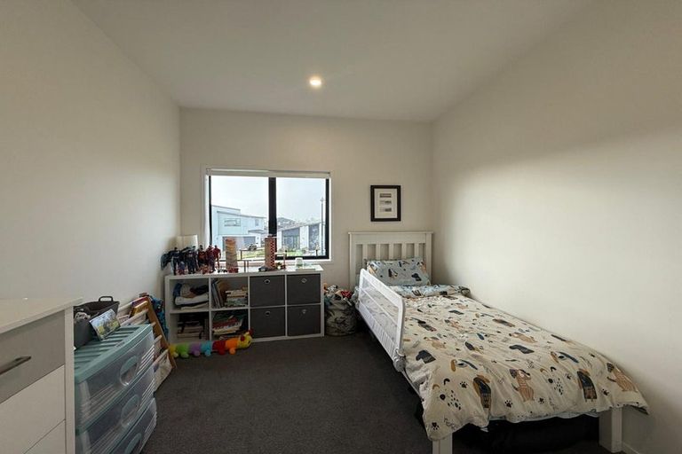 Photo of property in 22 Koiora Road, Clarks Beach, 2122