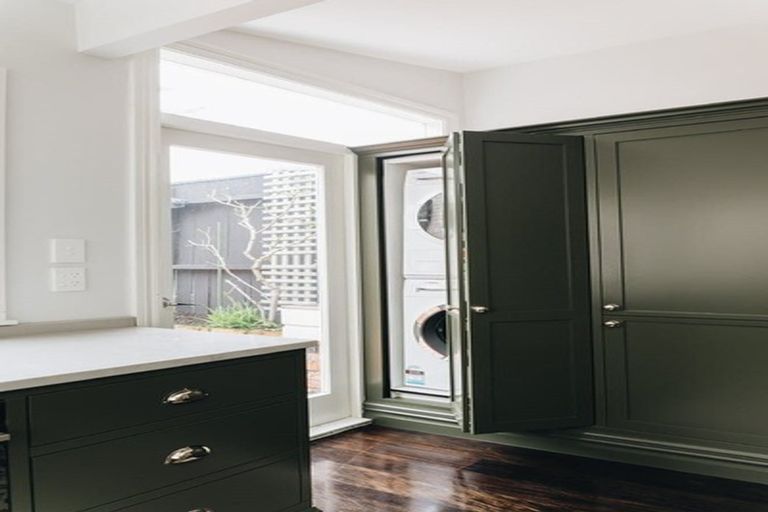 Photo of property in 26 Roxburgh Street, Mount Victoria, Wellington, 6011