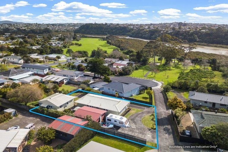 Photo of property in 5 Rapaki Place, Te Atatu Peninsula, Auckland, 0610