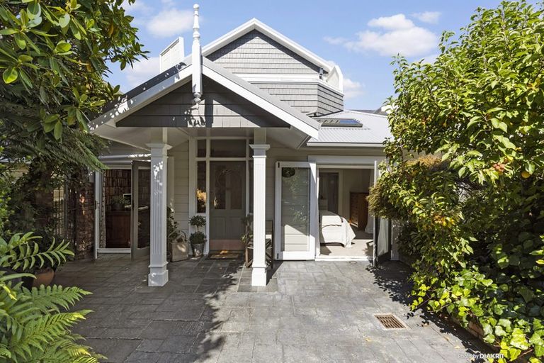 Photo of property in 30 Talavera Terrace, Kelburn, Wellington, 6012