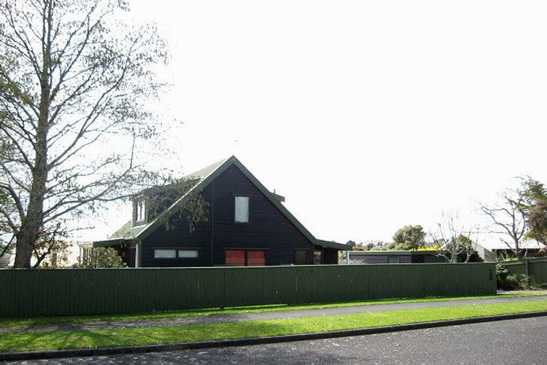 Photo of property in 1 Highlands Place, Highlands Park, New Plymouth, 4312