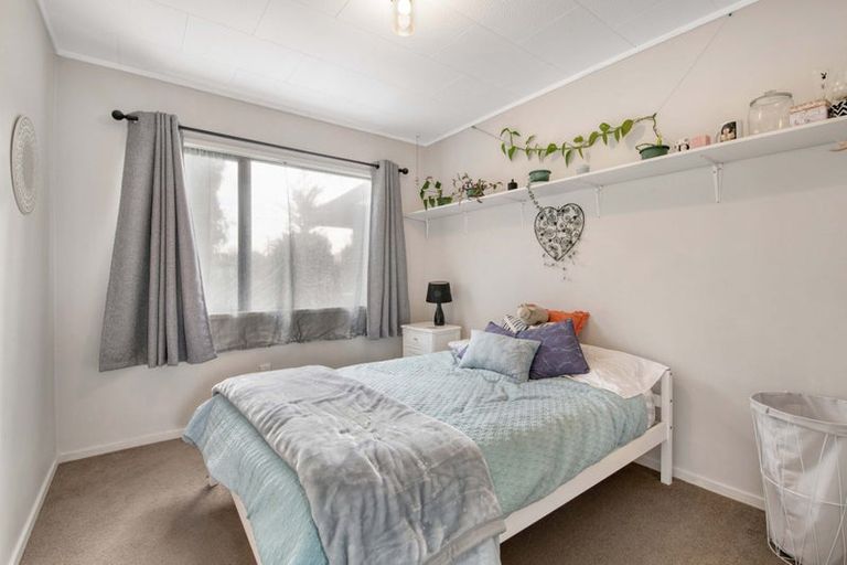 Photo of property in 6 Parakai Avenue, Parakai, 0830