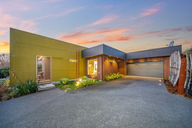 Photo of property in 10 Ferndale Drive, Waikanae, 5036