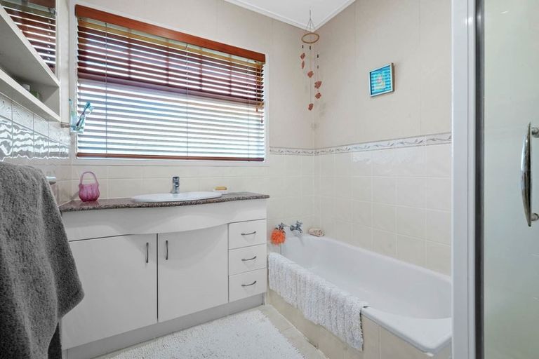 Photo of property in 11 Mcmillan Place, Mellons Bay, Auckland, 2014