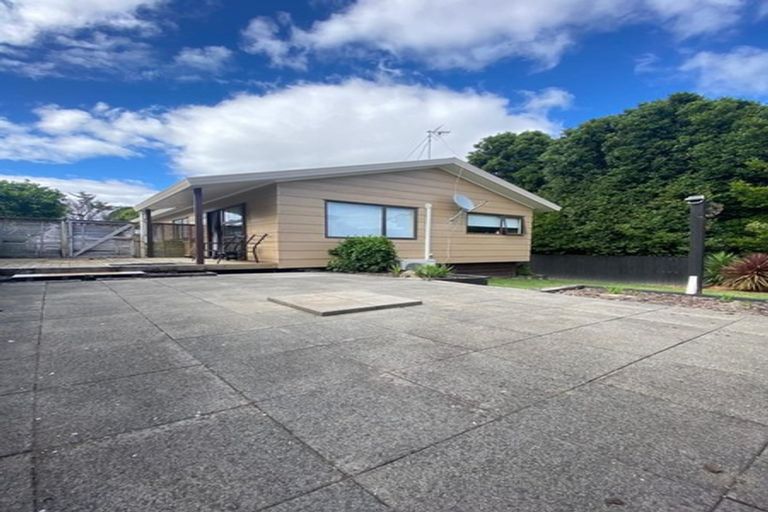 Photo of property in 2/10 Kirklow Place, Goodwood Heights, Auckland, 2105