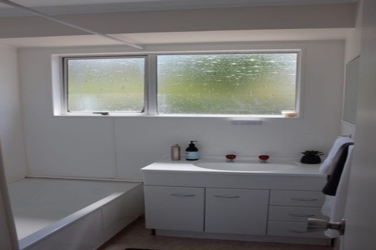 Photo of property in 2/230 Glamorgan Drive, Northcross, Auckland, 0630