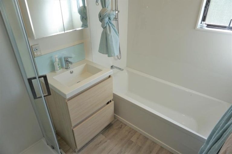 Photo of property in 1/24 Barbados Drive, Unsworth Heights, Auckland, 0632