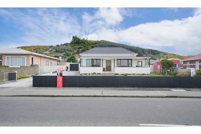 Photo of property in 220 Marine Parade, Bluff, 9814