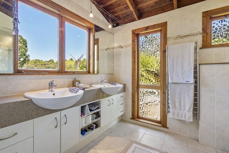 Photo of property in 9 Tawini Road, Titirangi, Auckland, 0604