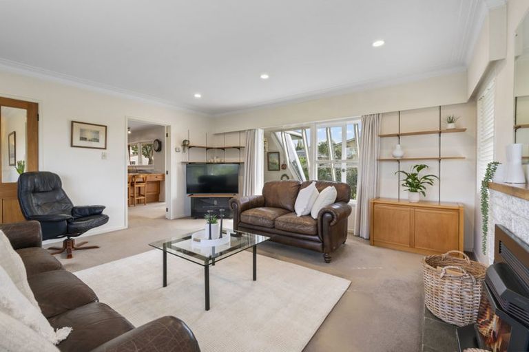 Photo of property in 15 Tudward Glade, Hillcrest, Auckland, 0627