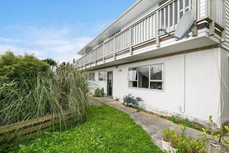 Photo of property in 28 Jane Grove, Paparangi, Wellington, 6037
