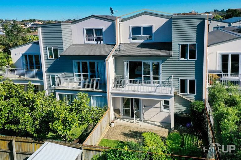 Photo of property in 2/143a Wiseley Road, West Harbour, Auckland, 0618