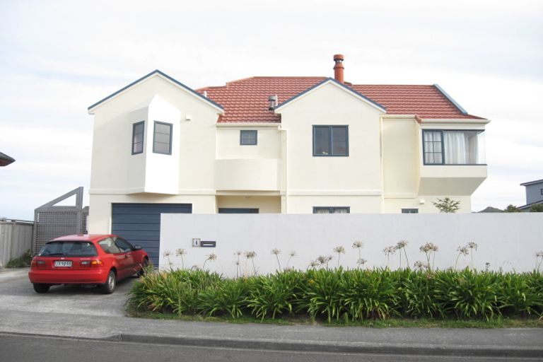 Photo of property in 4 Bennett Grove, Newlands, Wellington, 6037