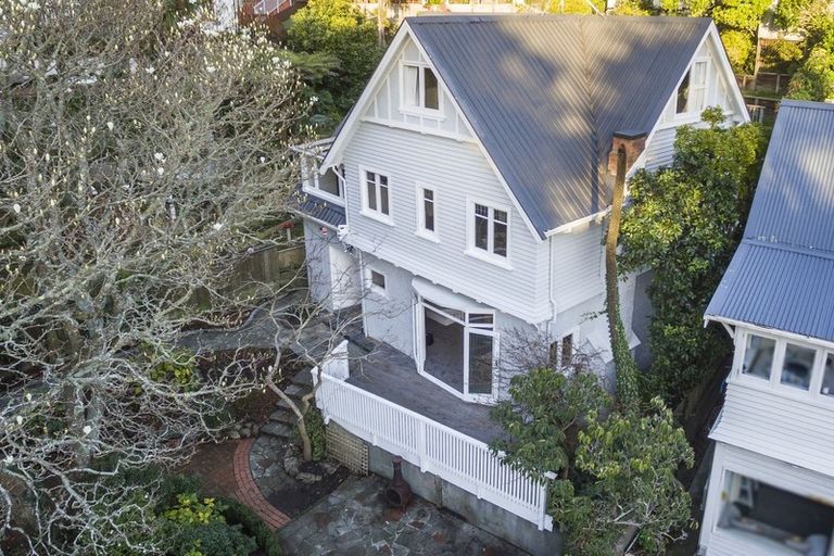 Photo of property in 15 Lower North Terrace, Kelburn, Wellington, 6012