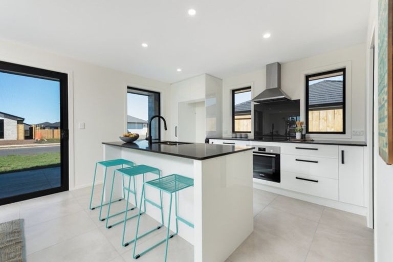 Photo of property in 1 Furlong Road, Papamoa, 3118