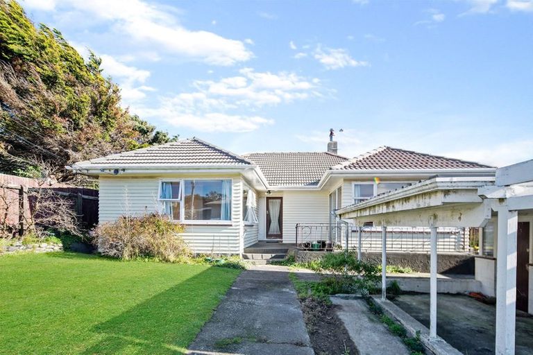 Photo of property in 37 Kenmore Street, Newlands, Wellington, 6037