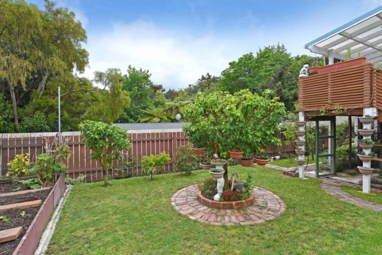 Photo of property in 18 Vista Crescent, Maoribank, Upper Hutt, 5018