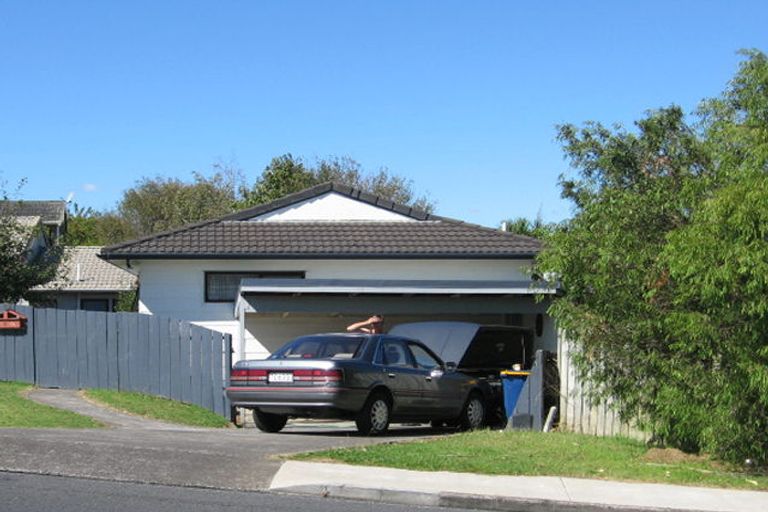 Photo of property in 1/2 Oreil Avenue, West Harbour, Auckland, 0618