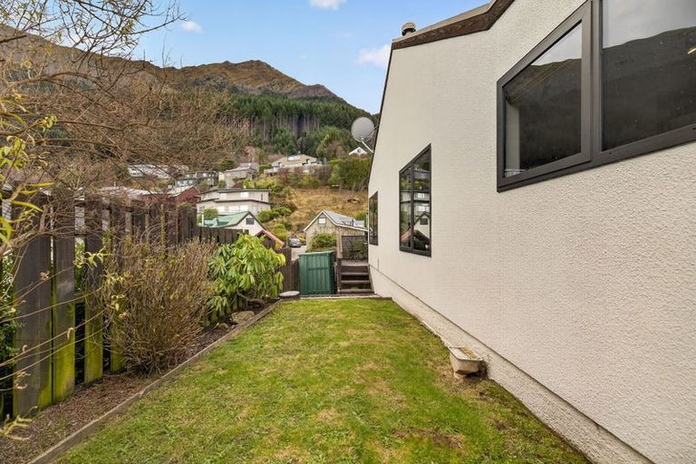 Photo of property in 6a Watts Road, Fernhill, Queenstown, 9300