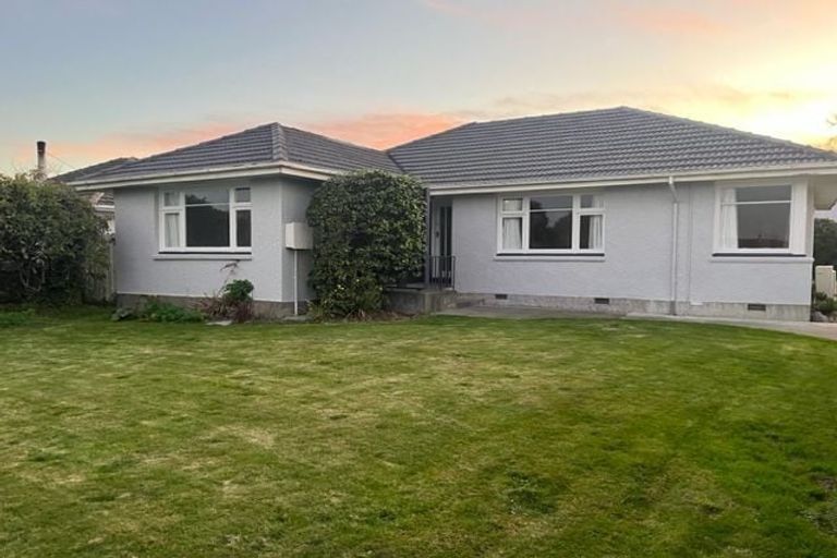 Photo of property in 11 Grimseys Road, Redwood, Christchurch, 8051