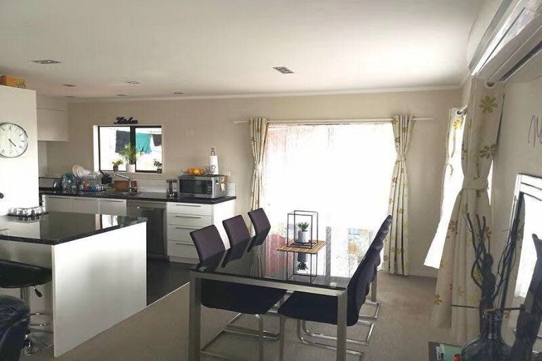 Photo of property in 93 Totaravale Drive, Totara Vale, Auckland, 0629