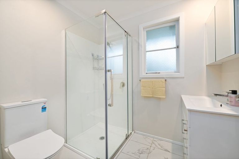 Photo of property in 3/99a View Road, Sunnyvale, Auckland, 0612