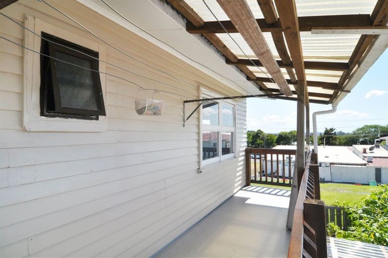 Photo of property in 2a Bamboo Grove, Kelston, Auckland, 0602