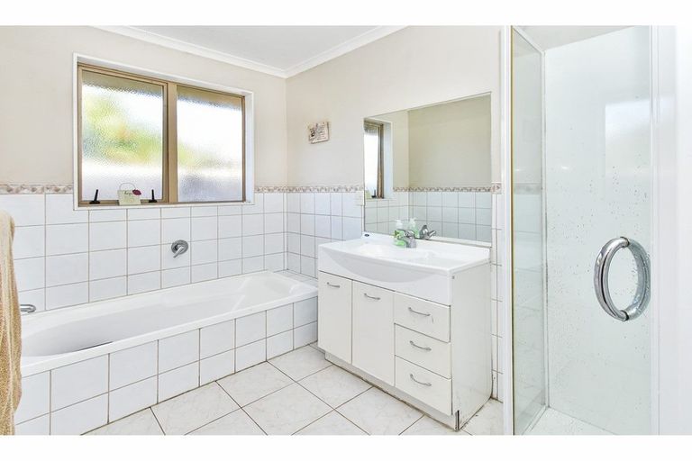 Photo of property in 14 Nicholas Gibbons Drive, Clendon Park, Auckland, 2103