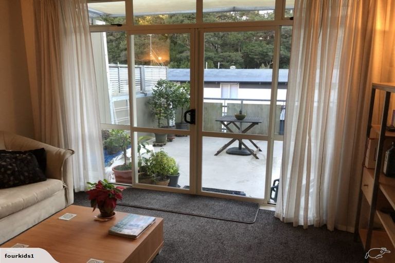 Photo of property in 2f/20 Ian Marwick Place, Birkenhead, Auckland, 0626