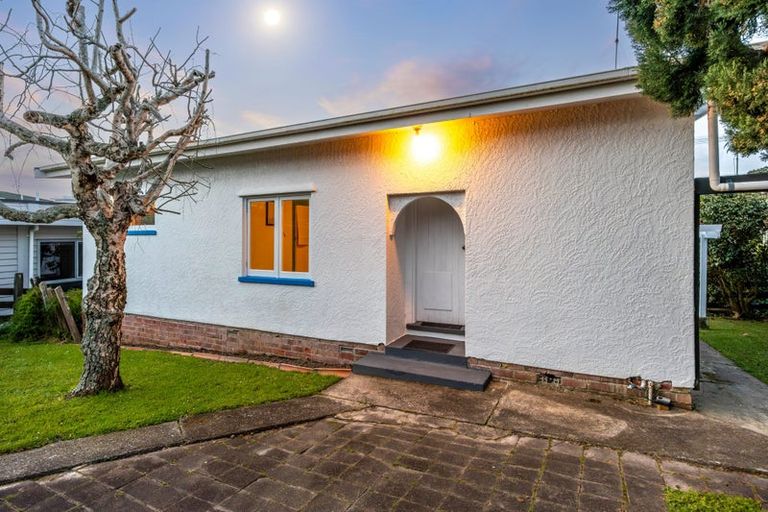 Photo of property in 2/48 Churchill Road, Murrays Bay, Auckland, 0630