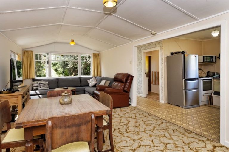 Photo of property in 112 Garden Road, Piha, New Lynn, 0772