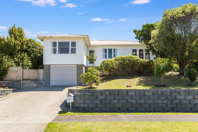 Photo of property in 35 Saint Johns Terrace, Tawa, Wellington, 5028