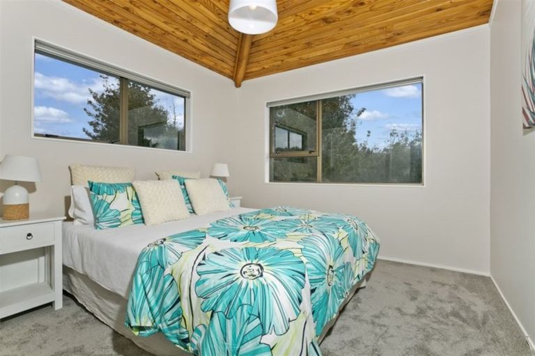 Photo of property in 6 Ravenstone Place, Chatswood, Auckland, 0626