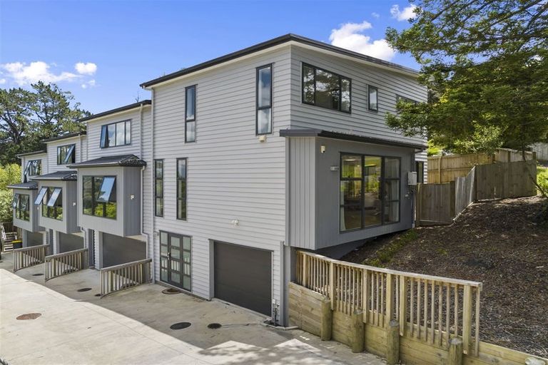 Photo of property in 1/4 Mcquoid Place, Glenfield, Auckland, 0629