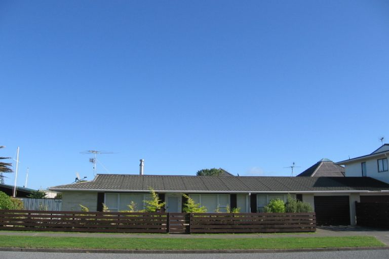 Photo of property in 2a Reeves Street, Waikanae Beach, Waikanae, 5036