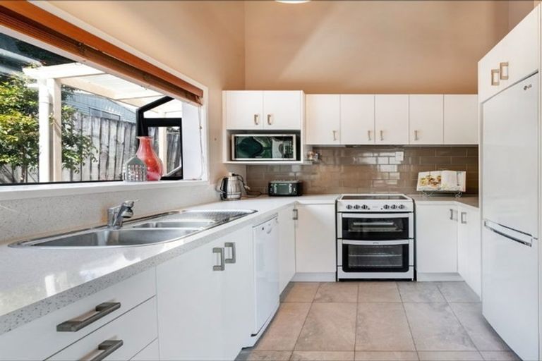 Photo of property in 2/10 Sevilla Place, Unsworth Heights, Auckland, 0632