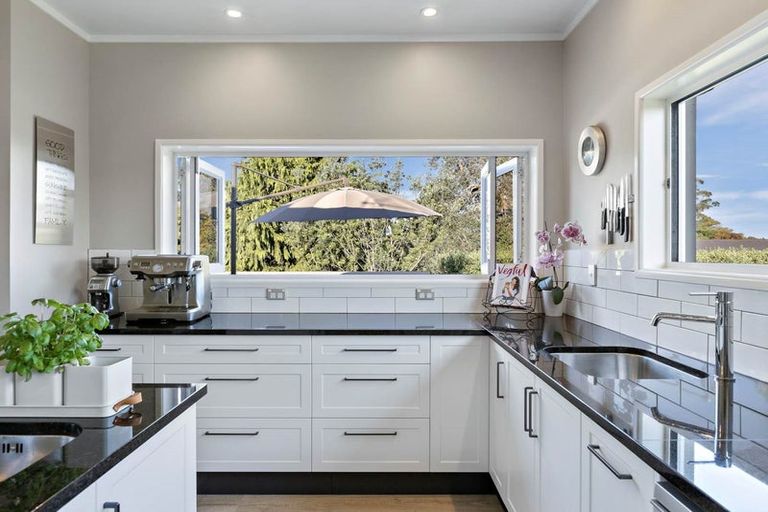 Photo of property in 873 Waitakere Road, Kumeu, 0891