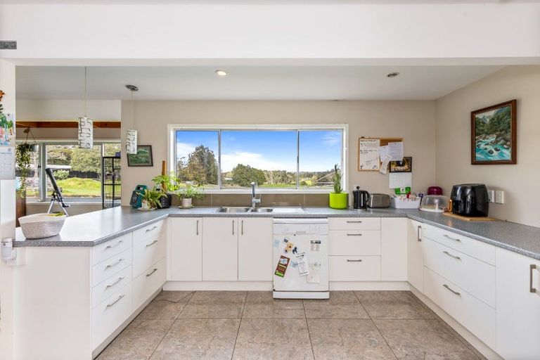 Photo of property in 49 Tawa Road, Kumeu, 0891