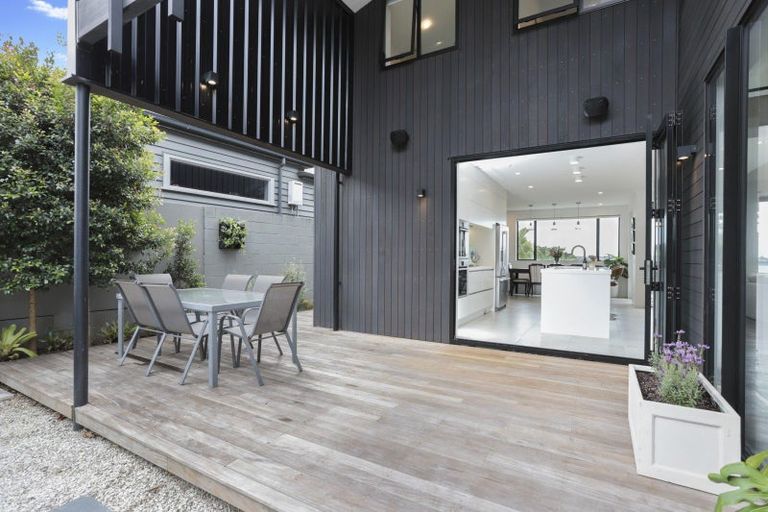 Photo of property in 25 Waimana Avenue, Northcote Point, Auckland, 0627