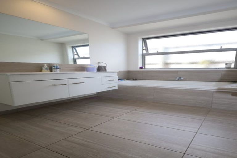 Photo of property in 35 Rochfort Crescent, Pyes Pa, Tauranga, 3112