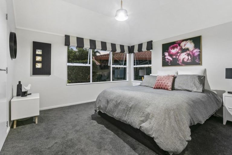 Photo of property in 16 Waipuia Place, Greenhithe, Auckland, 0632