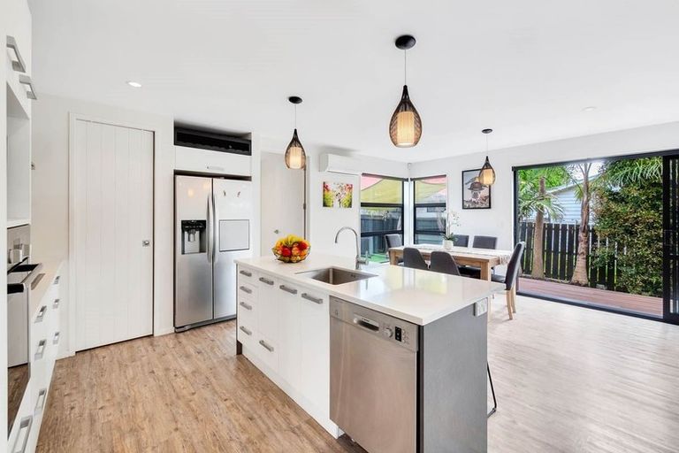 Photo of property in 6a Humphrey Kemp Avenue, Henderson, Auckland, 0612