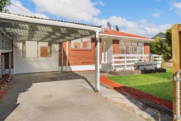 Photo of property in 2 Border Road, Henderson, Auckland, 0612