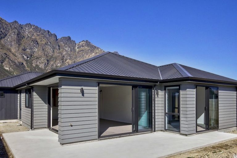 Photo of property in 16 Fallow Street, Jacks Point, 9371