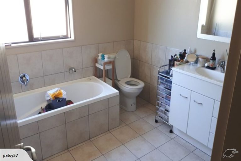 Photo of property in Te Kakariki Apartments, 2/2 Wellington Road, Paekakariki, 5034