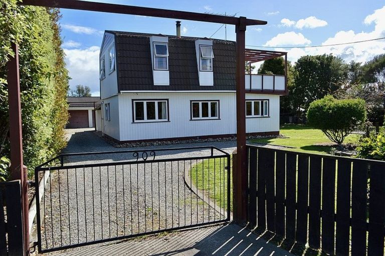 Photo of property in 909 State Highway 1, Te Horo, Otaki, 5581