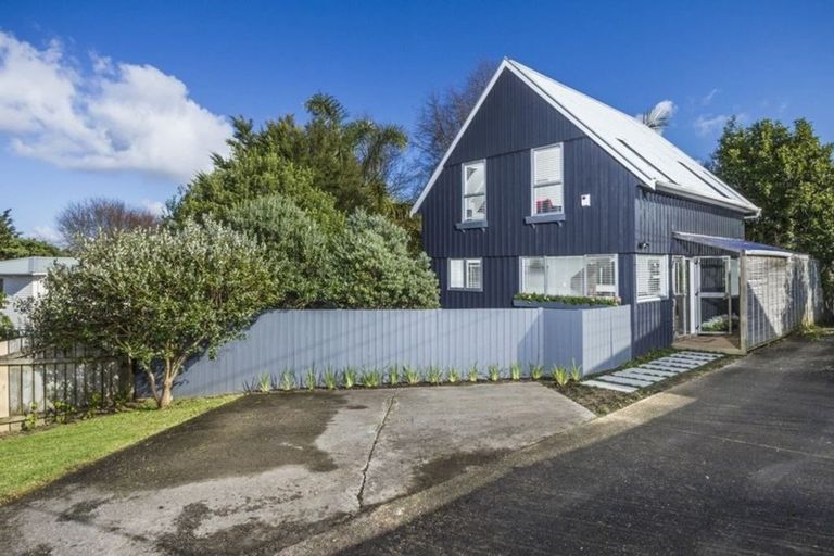 Photo of property in 2/37 Cassino Street, Bayswater, Auckland, 0622
