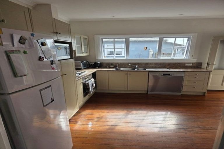 Photo of property in 28 List Street, Welbourn, New Plymouth, 4310